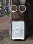 901604 Afbeelding van een buitenbord van fietsenmaker Achterop (St. Jacobsstraat 201) in de Waterstraat te Utrecht, met ...